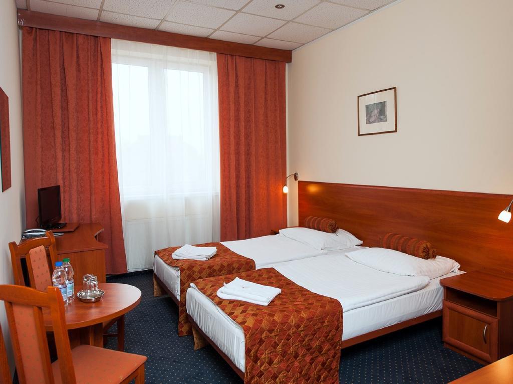 Hotel Arkadia Legnica Luaran gambar